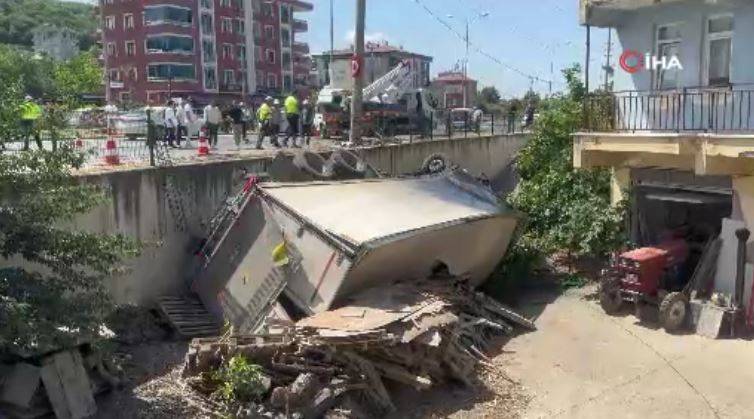 Kamyon evin bahçesine uçtu! Çok sayıda yaralı var 15